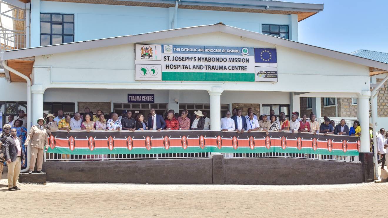 William Ruto and members of the publice witnessing the first-ever drone delivered healthcare by Zipline. PHOTO/COURTESY